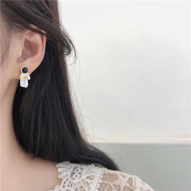 2020 New Korean Vintage Earrings For Women Simple Fun Creative Earrings Space Astronaut Asymmetry Earrings Fashion Jewelry
2020 New Korean Vintage Earrings For Women Simple Fun Creative Earrings Space Astronaut Asymmetry Earrings Fashion Jewelry