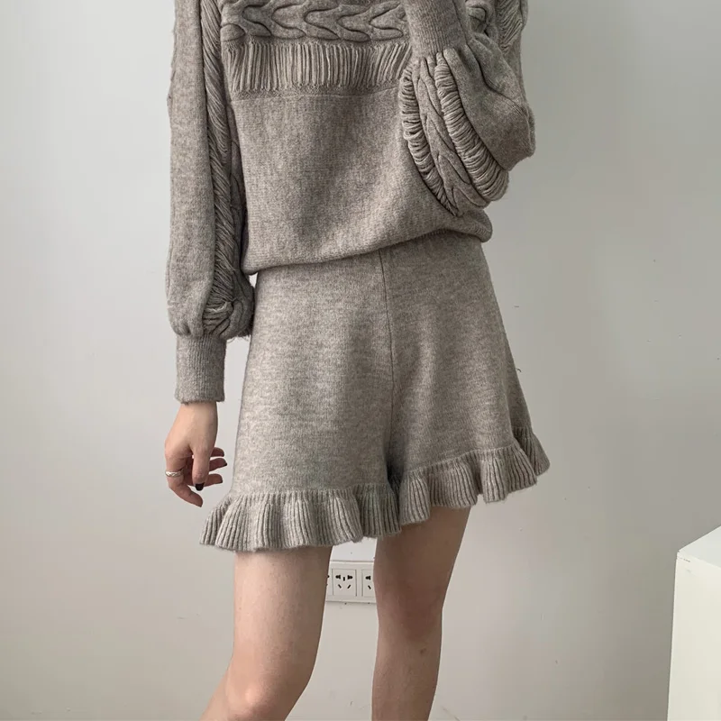 Spring and autumn women's casual solid color high waist ruffled knitted shorts 
Spring and autumn women's casual solid color high waist ruffled knitted shorts