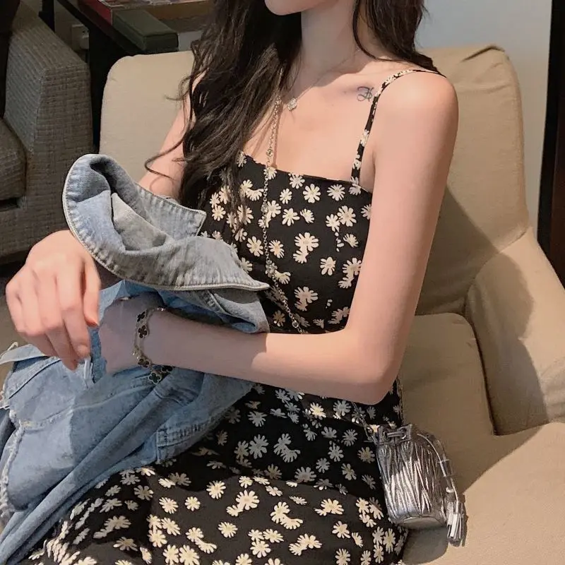 2021 summer Little Daisy floral dress women's French waist close slim A-line suspender skirt
2021 summer Little Daisy floral dress women's French waist close slim A-line suspender skirt