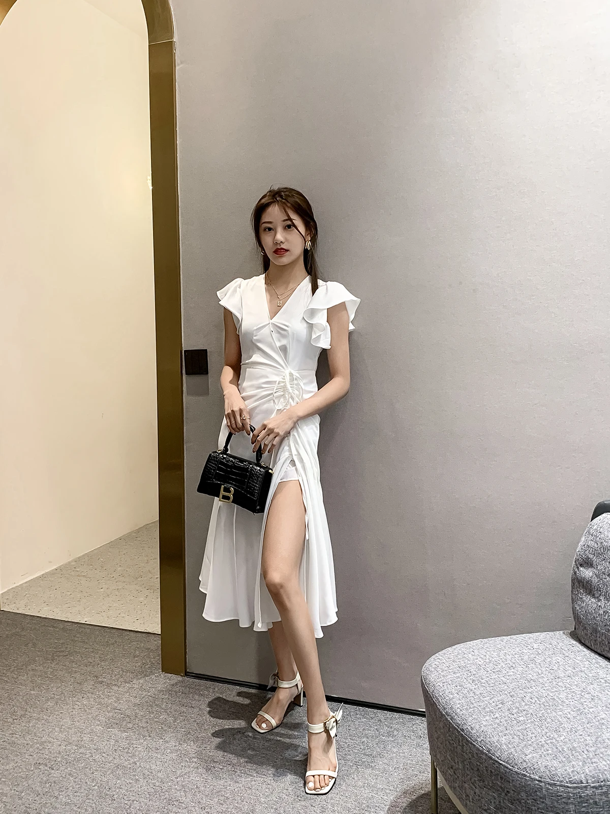 Sandals women's 2021 summer new bow fashion all-match word belt mid-heel fairy style thick heels
Sandals women's 2021 summer new bow fashion all-match word belt mid-heel fairy style thick heels