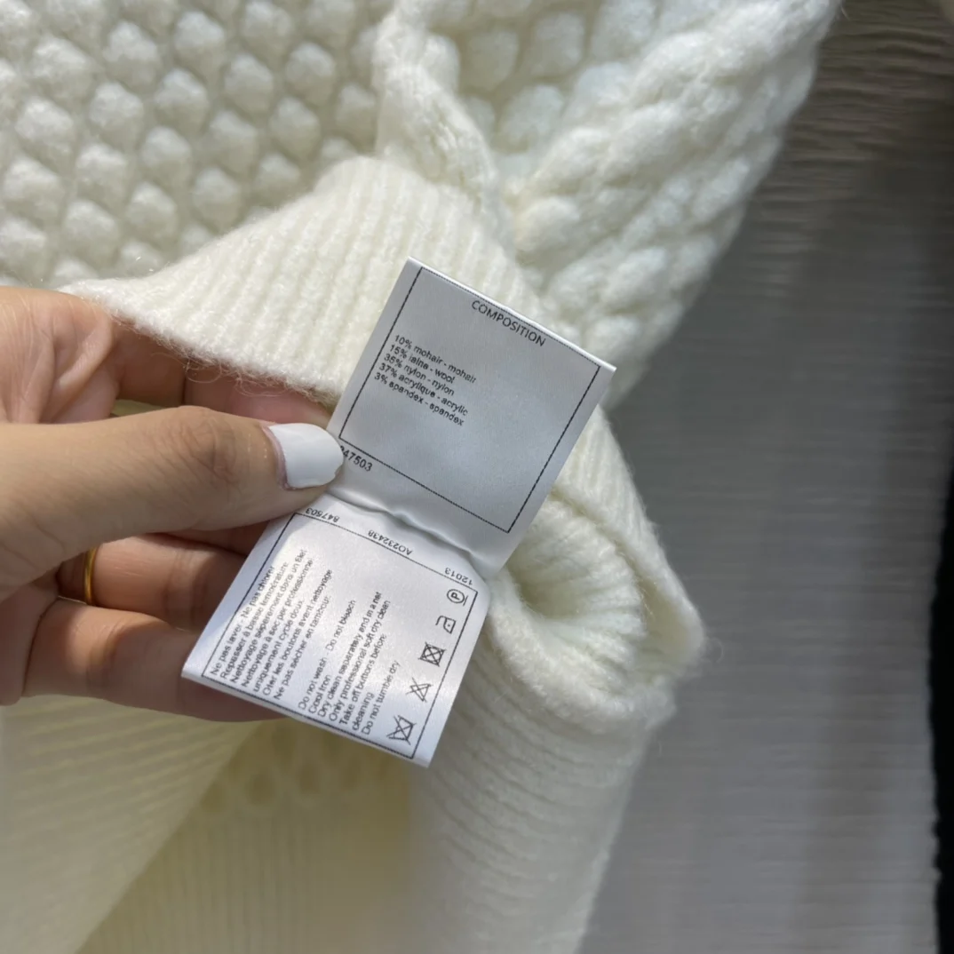 Plaid Embossing Pullovers Sweaters Women Autumn 2021 Luxury Brand V-neck Short Sleeve Wool Mohair Blended Pullovers Sweater Lady
Plaid Embossing Pullovers Sweaters Women Autumn 2021 Luxury Brand V-neck Short Sleeve Wool Mohair Blended Pullovers Sweater Lady