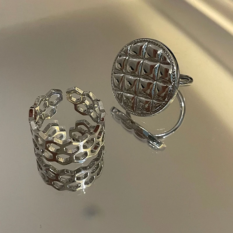 SRCOI Simple Honeycomb Hollow Wide Open Ring Retro Round Carved Rhombus Button-shaped Rings Female Minimalist Jewelry 2021 New
SRCOI Simple Honeycomb Hollow Wide Open Ring Retro Round Carved Rhombus Button-shaped Rings Female Minimalist Jewelry 2021 New