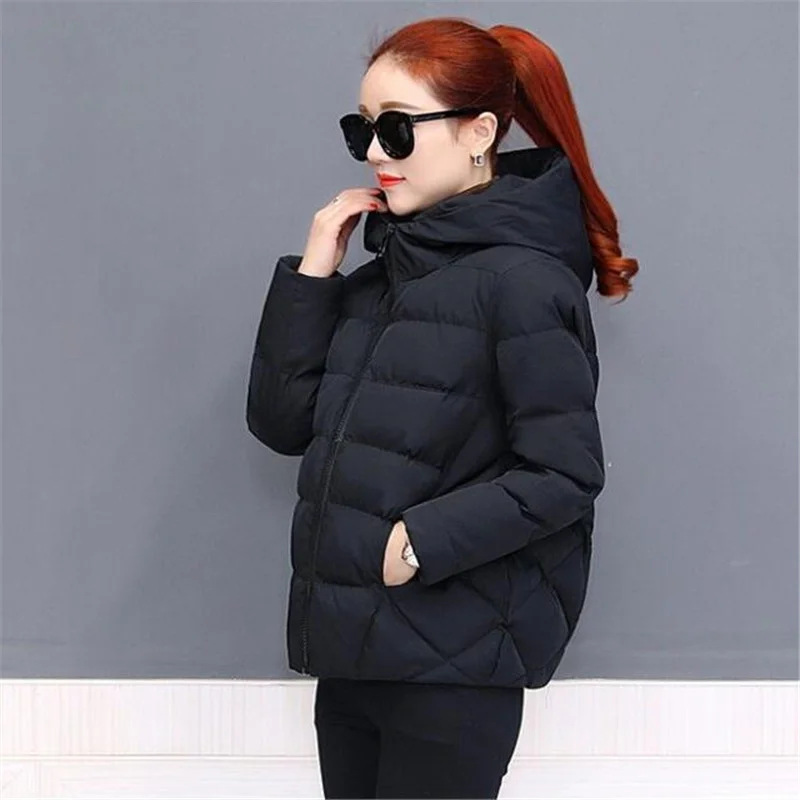 Короткая хлопковая куртка с капюшоном 5XL, Женская парка, пальто, осенне-зимняя ветрозащитная теплая верхняя одежда, однотонная женская стег...
Короткая хлопковая куртка с капюшоном 5XL, Женская парка, пальто, осенне-зимняя ветрозащитная теплая верхняя одежда, однотонная женская стег...
