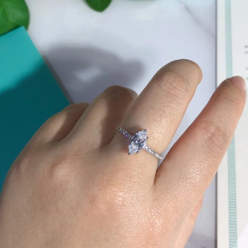 High Quality 925 Sterling Silver Horse Eye Design Ring With Zircon Inlaid On The Side For Women Wedding Party Fine Jewelry
High Quality 925 Sterling Silver Horse Eye Design Ring With Zircon Inlaid On The Side For Women Wedding Party Fine Jewelry