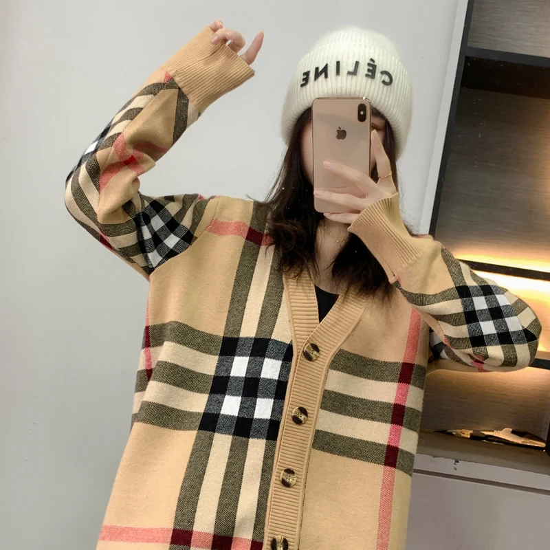 new autumn/winter 2021 thickened sweater is paired with a classic plaid striped cardigan jacket for women
new autumn/winter 2021 thickened sweater is paired with a classic plaid striped cardigan jacket for women