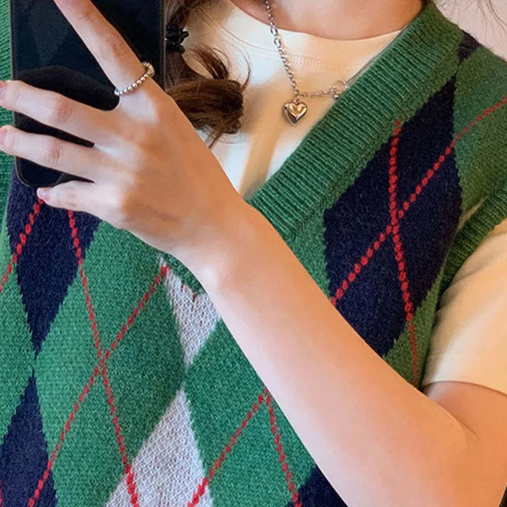 Casual Knitted Sweater Vest Women 2021 Korean Style Vintage Argyle Plaid V-Neck Sleeveless Pullover Waistcoat Knitted Tank Top
Casual Knitted Sweater Vest Women 2021 Korean Style Vintage Argyle Plaid V-Neck Sleeveless Pullover Waistcoat Knitted Tank Top