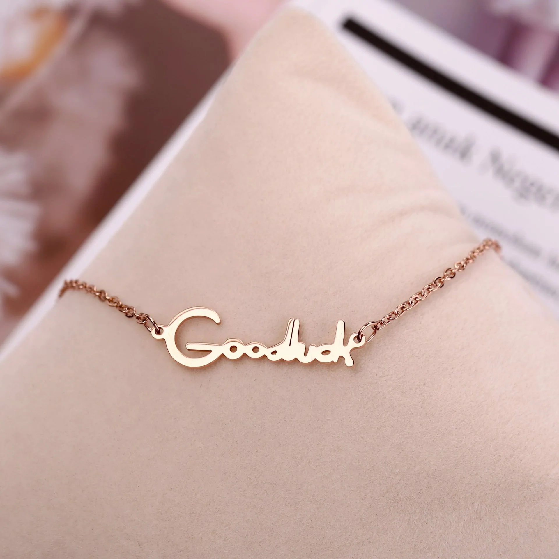 New Lady Titanium Steel High Quality Good Luck Necklace Clavicle Lip Chain Simple Fashion Wild Pendant Necklace Birthday Gift Wh
New Lady Titanium Steel High Quality Good Luck Necklace Clavicle Lip Chain Simple Fashion Wild Pendant Necklace Birthday Gift Wh