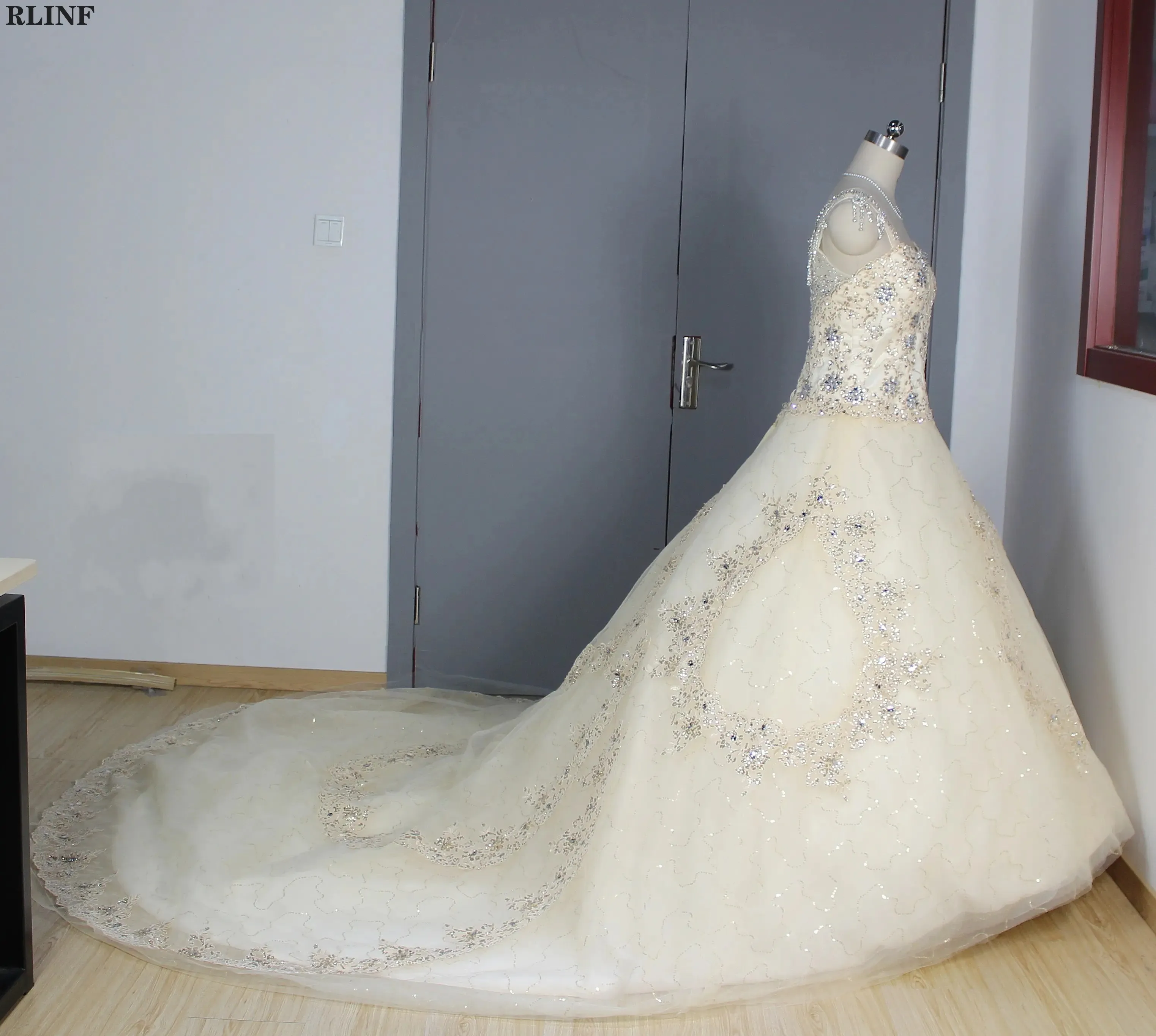 luxurious Champagne Beading Spagthetti Strap Custom Wedding Dresses With Train
luxurious Champagne Beading Spagthetti Strap Custom Wedding Dresses With Train