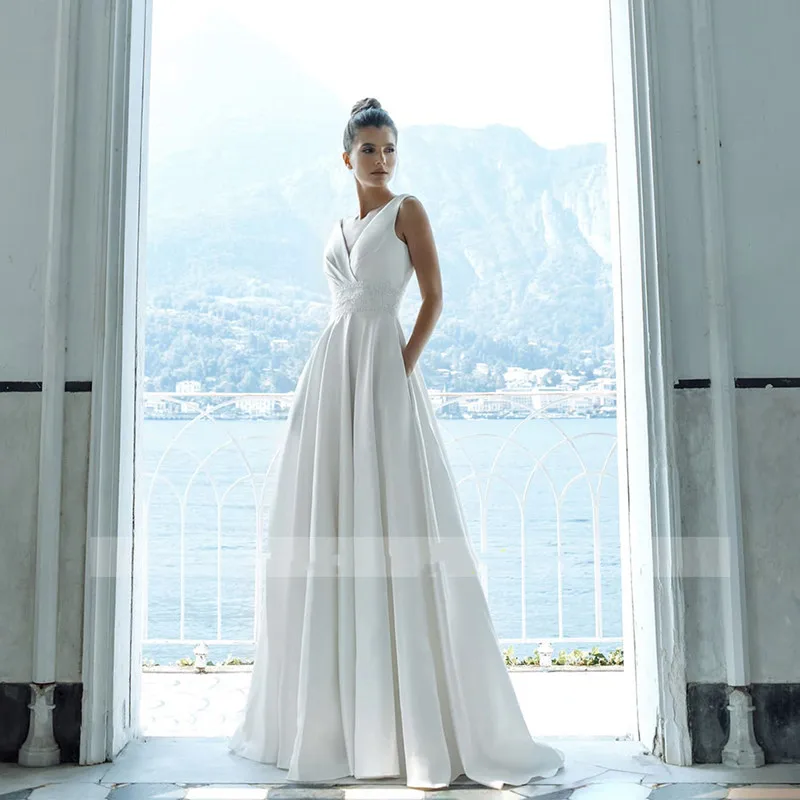 Vintage BOHO Sleeveless Wedding Dresses 2021 Backless V Neck Satin Robe De Mariée Sweep Train Bridal Gowns With Sashes Custom
Vintage BOHO Sleeveless Wedding Dresses 2021 Backless V Neck Satin Robe De Mariée Sweep Train Bridal Gowns With Sashes Custom