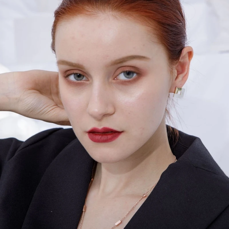 Diamond-shaped simple atmosphere celebrity commuter earrings natural white mother-of-pearl inlaid texture fashionable HM016
Diamond-shaped simple atmosphere celebrity commuter earrings natural white mother-of-pearl inlaid texture fashionable HM016