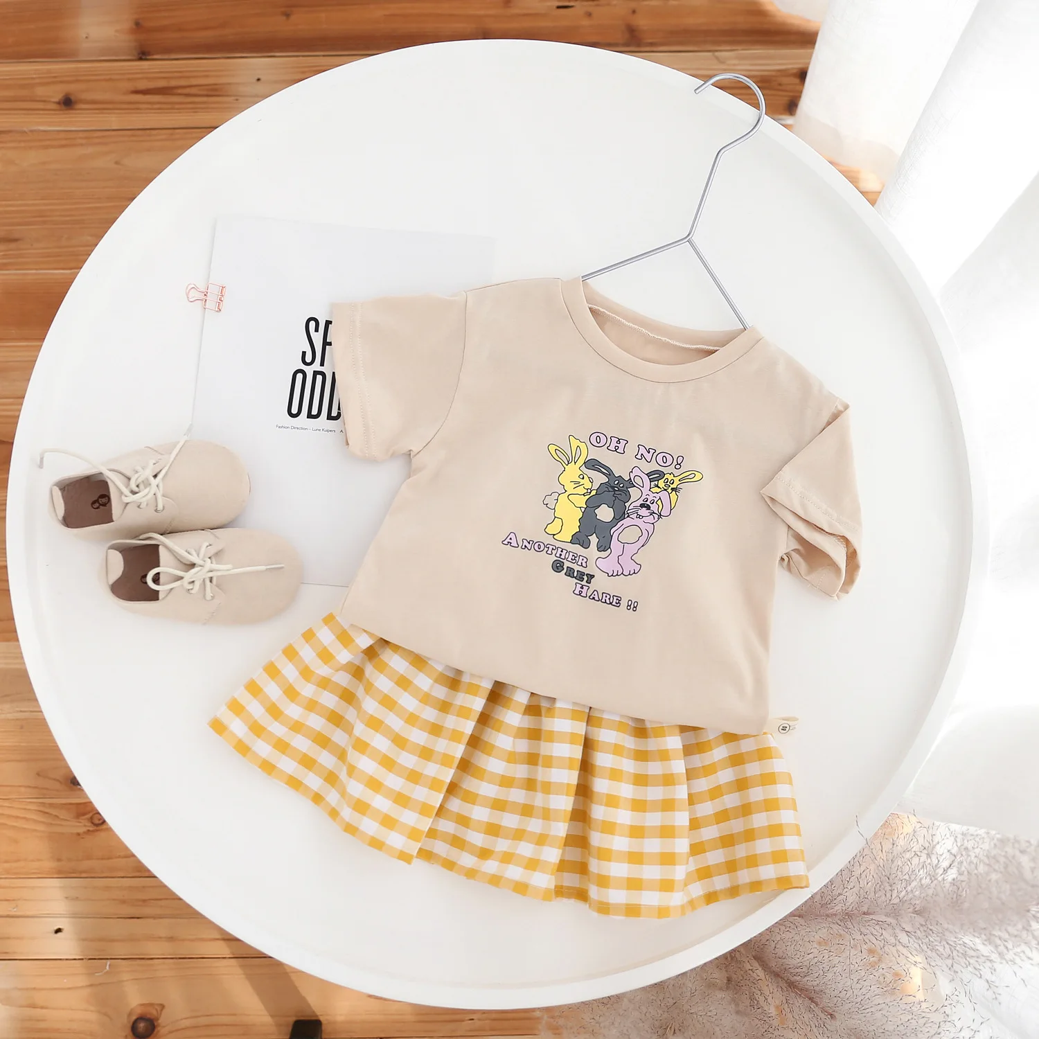 2 шт., Детская футболка с коротким рукавом и юбка в клетку
2 шт., Детская футболка с коротким рукавом и юбка в клетку