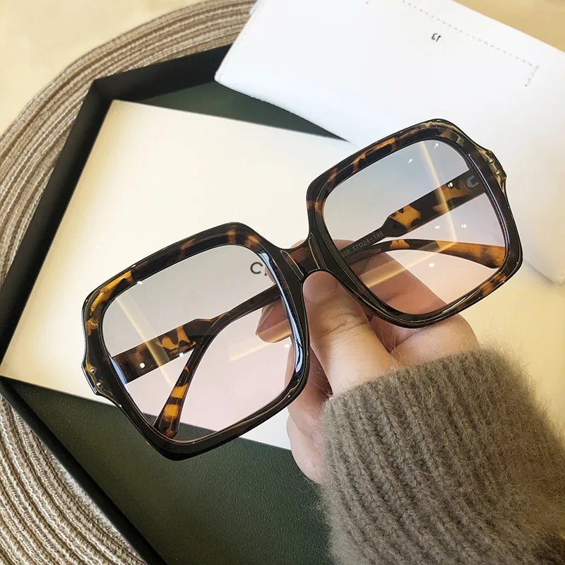 2020 high quality retro White Sunglasses Women's large frame square face thin Sunglasses versatile sunshade and UV protection
2020 high quality retro White Sunglasses Women's large frame square face thin Sunglasses versatile sunshade and UV protection