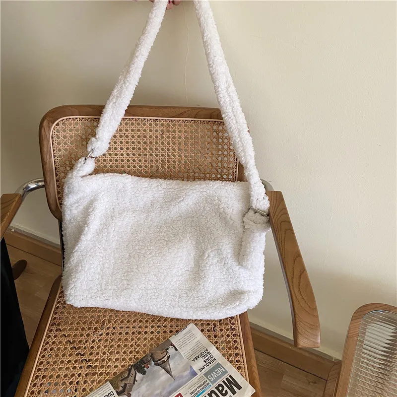 Plush Faux Fur Big Retro Shoulder Bag for Women 2021 Winter Soft Crossbody Stray Messenger Bag Student Large Capacity Handbag 
Plush Faux Fur Big Retro Shoulder Bag for Women 2021 Winter Soft Crossbody Stray Messenger Bag Student Large Capacity Handbag