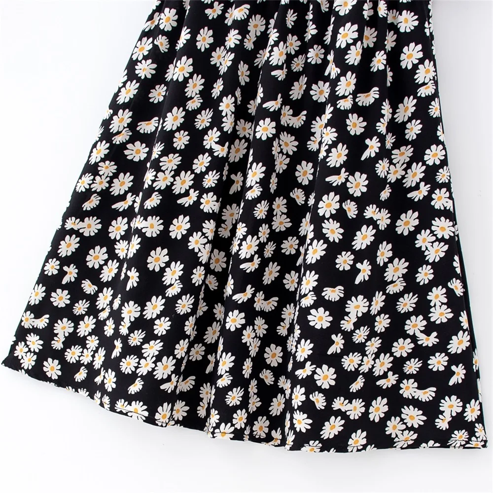 2020 summer women's new French small daisy dress square collar short sleeve slim fashion temperament was thin mini dress
2020 summer women's new French small daisy dress square collar short sleeve slim fashion temperament was thin mini dress
