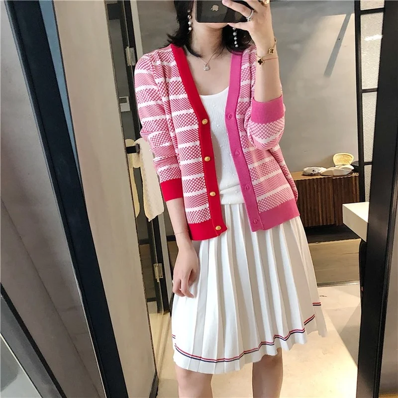 Fashion Women Sweater Cardigan 2021 Early Fall Hit Color Striped Knit Cardigans Runway V-neck Single Breasted Cardigan Outwear
Fashion Women Sweater Cardigan 2021 Early Fall Hit Color Striped Knit Cardigans Runway V-neck Single Breasted Cardigan Outwear