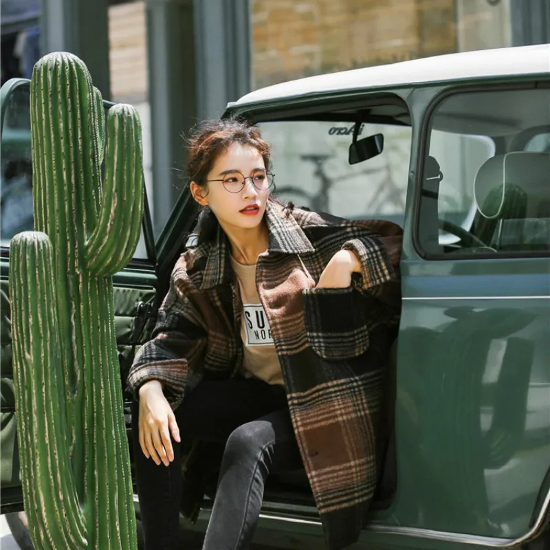 2020 autumn and winter new hot style retro European and American wild loose fashion woolen coat thick plaid woolen coat women
2020 autumn and winter new hot style retro European and American wild loose fashion woolen coat thick plaid woolen coat women