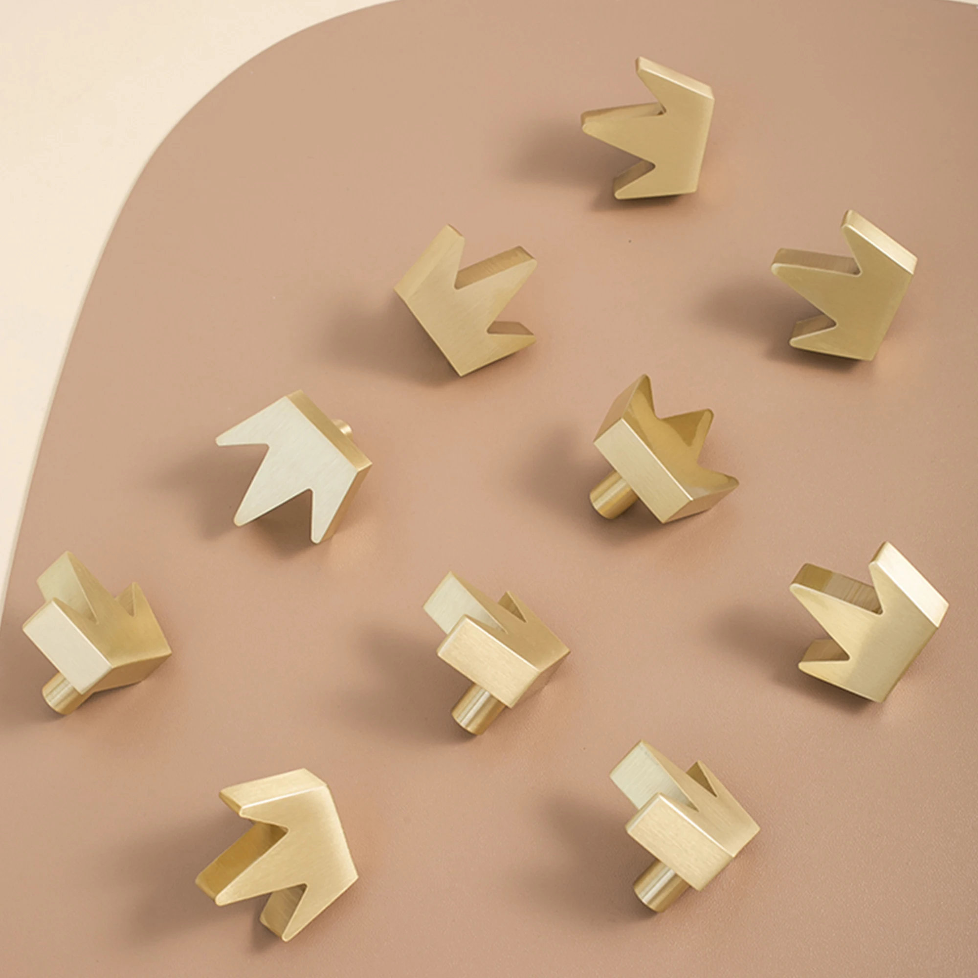 Crown Shape Cabinet Cupboard Drawer Pulls Brass Furniture Hardware Handles Elegant Door Knobs and Handles for Kitchen Cupboard
Crown Shape Cabinet Cupboard Drawer Pulls Brass Furniture Hardware Handles Elegant Door Knobs and Handles for Kitchen Cupboard