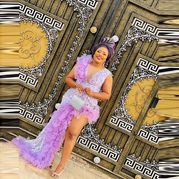 Lavender Deep V-Neck Lace Appliques Long Prom Dress Women Side High Slit Tulle Ruffles Edge Sleeveless Africa Party Gowns
Lavender Deep V-Neck Lace Appliques Long Prom Dress Women Side High Slit Tulle Ruffles Edge Sleeveless Africa Party Gowns