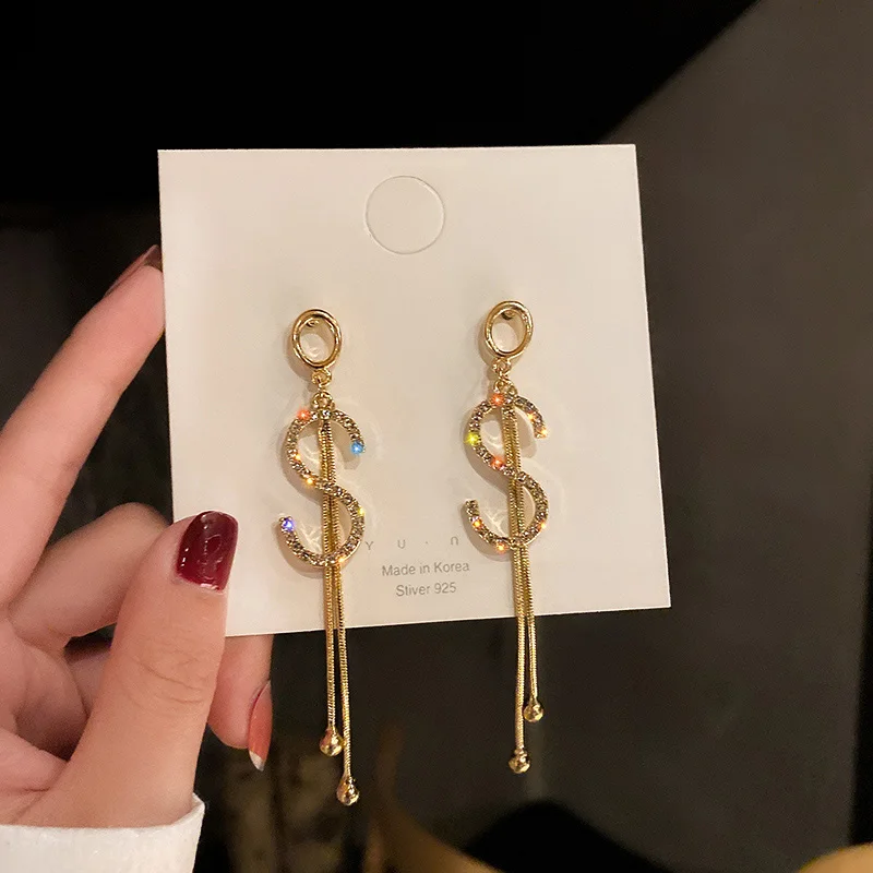 Korean Trendy Simple Letter Shiny Crystal Gold Pendant Earrings for Woman Fashionable Statement Earrings New Jewelry Accessories
Korean Trendy Simple Letter Shiny Crystal Gold Pendant Earrings for Woman Fashionable Statement Earrings New Jewelry Accessories