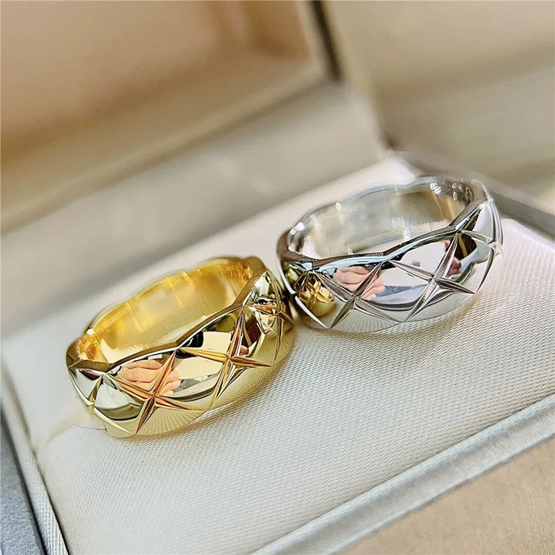 European and American new style 925 sterling silver plaid men and women couple rings fashion trend luxury brand jewelry
European and American new style 925 sterling silver plaid men and women couple rings fashion trend luxury brand jewelry