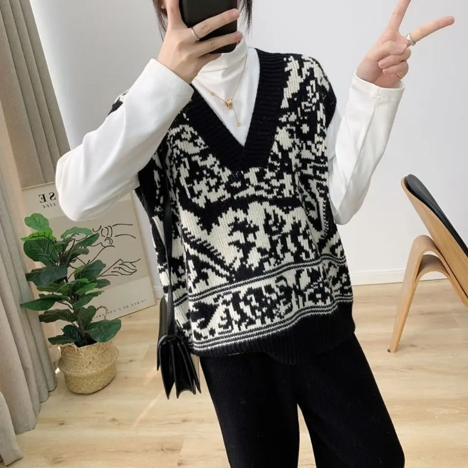 Korean Women's Knitted Vintage Unif Sweater Vest V-Neck Spring/Autumn Oversize Knitting Pullovers Sleeveless Sweater Top
Korean Women's Knitted Vintage Unif Sweater Vest V-Neck Spring/Autumn Oversize Knitting Pullovers Sleeveless Sweater Top