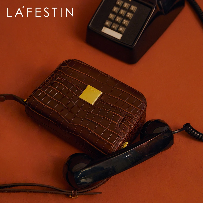 LA FESTIN Original 2021 New Fashion Retro Shoulder Messenger Small Square Bag Crocodile Pattern Leather Female Simple Handbag
LA FESTIN Original 2021 New Fashion Retro Shoulder Messenger Small Square Bag Crocodile Pattern Leather Female Simple Handbag