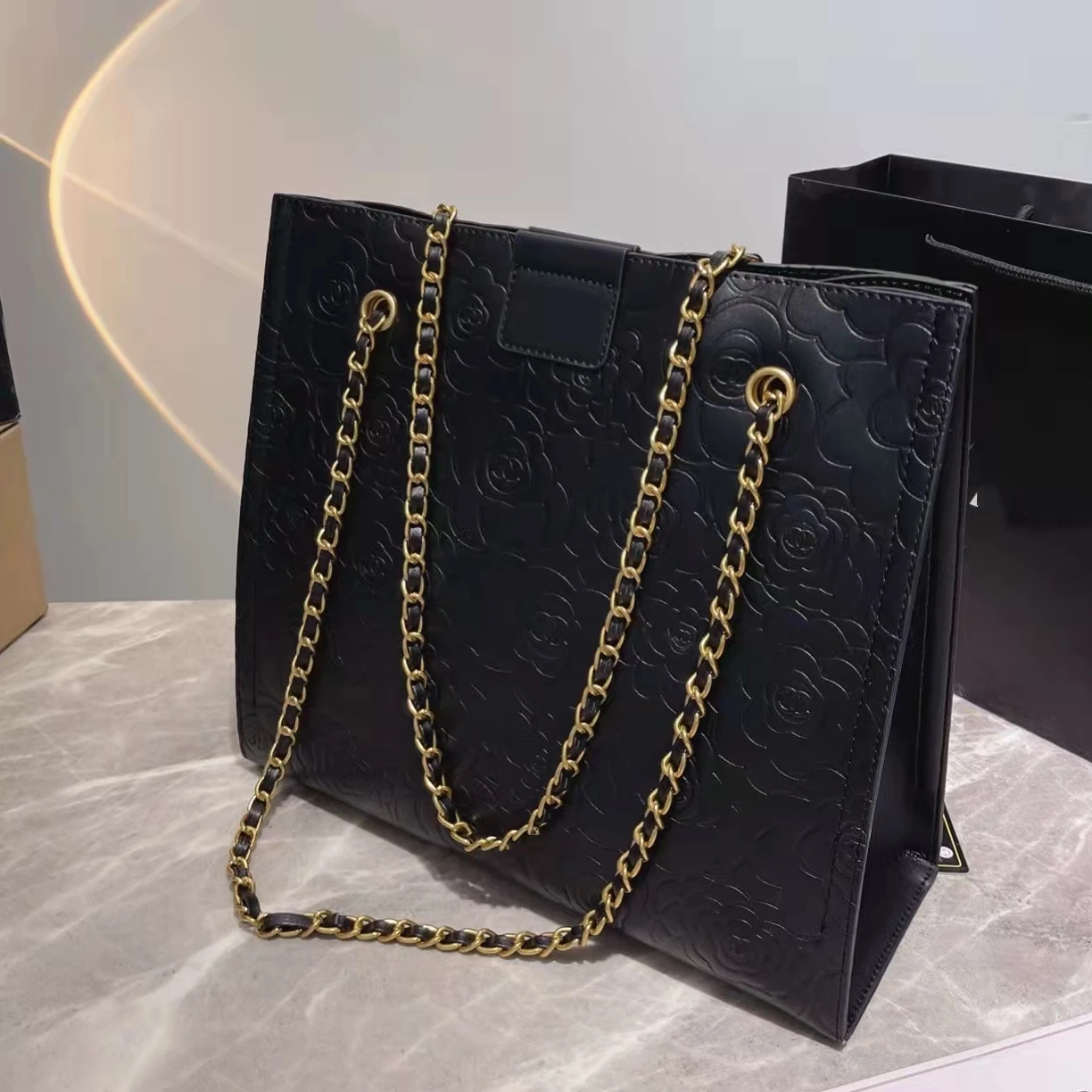 Ladies Tote Bag Brand Designer Autumn/Winter New Camellia Embossed Leather CC Lock Luxury Ladies Handbag Shoulder Bag Shopping
Ladies Tote Bag Brand Designer Autumn/Winter New Camellia Embossed Leather CC Lock Luxury Ladies Handbag Shoulder Bag Shopping