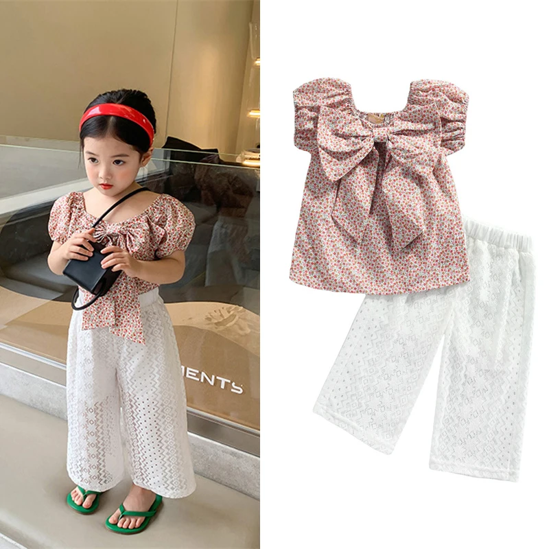 1-6Y Baby Girls Summer Clothes Set Short Puff Sleeve Floral Print Tops with Bow-knot + Lace Wide Leg Trousers Todders Outfits
1-6Y Baby Girls Summer Clothes Set Short Puff Sleeve Floral Print Tops with Bow-knot + Lace Wide Leg Trousers Todders Outfits