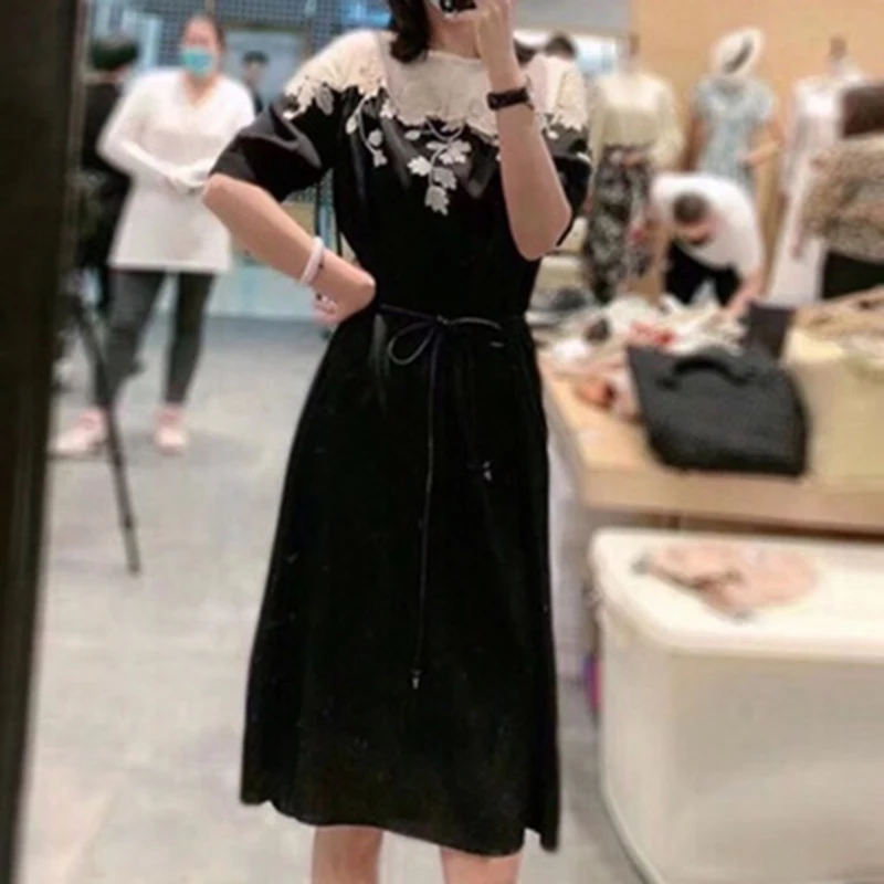 2021 Summer 100% Silk Dress Fashion Designer Women Embroidery Black Short Sleeve High Quality Party Dresses
2021 Summer 100% Silk Dress Fashion Designer Women Embroidery Black Short Sleeve High Quality Party Dresses