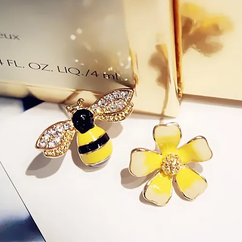 2021 New Fashion 925 Silver Needle Personality Bee Flower Stud Earrings Female Small and Fine Daisy Flower Dripping Oil Jewelry
2021 New Fashion 925 Silver Needle Personality Bee Flower Stud Earrings Female Small and Fine Daisy Flower Dripping Oil Jewelry