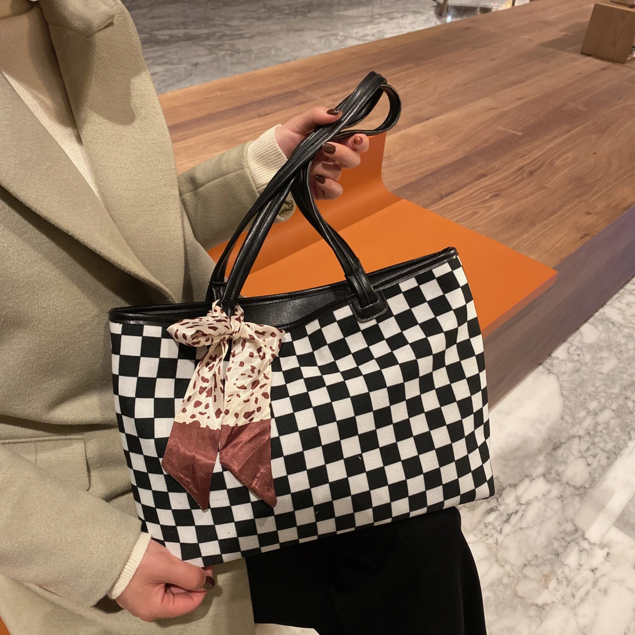 Новая модная дизайнерская женская сумка через плечо из искусственной кожи, простая однотонная роскошная дизайнерская сумка через плечо в к...
Новая модная дизайнерская женская сумка через плечо из искусственной кожи, простая однотонная роскошная дизайнерская сумка через плечо в к...