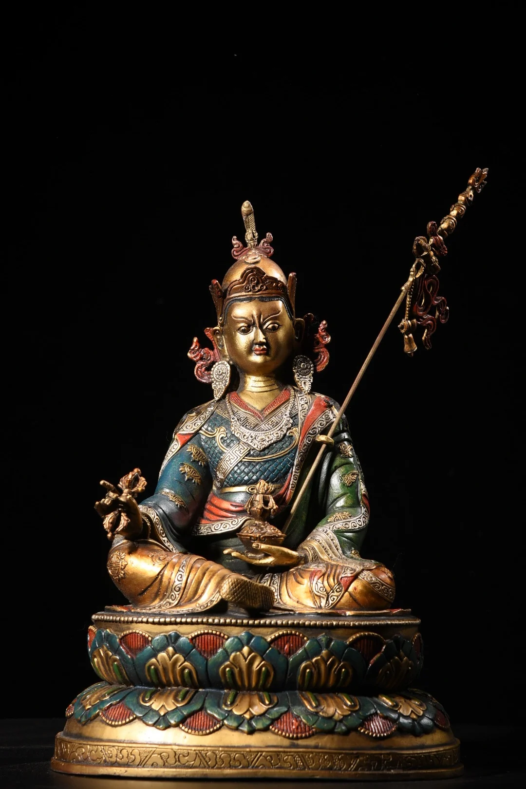 Chinese Folk Collection Old Bronze Painted Padmasambhava Lotus Terrace Sitting Buddha Enshrine the Buddha Ornaments Town House
Chinese Folk Collection Old Bronze Painted Padmasambhava Lotus Terrace Sitting Buddha Enshrine the Buddha Ornaments Town House