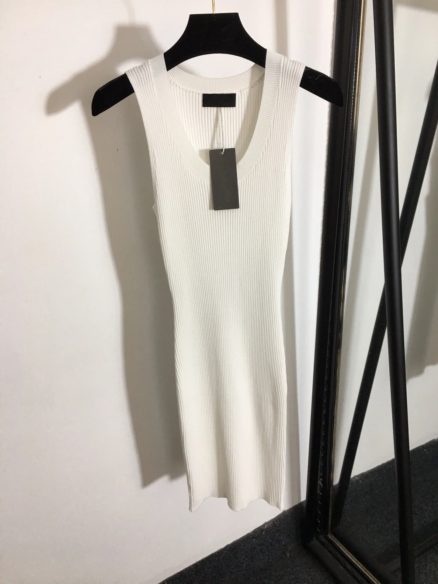 High Quality Luxury Summer Sexy Women U Neck Sleeveless Knit High Steet Slim Elegant Dresses Black and White
High Quality Luxury Summer Sexy Women U Neck Sleeveless Knit High Steet Slim Elegant Dresses Black and White