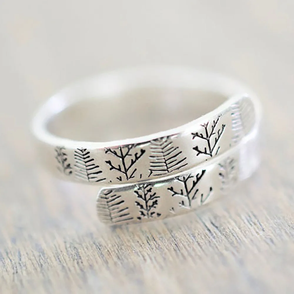 Кольцо из кедровой сажи с резным изображением ветвей и дикими цветами в стиле ретро.