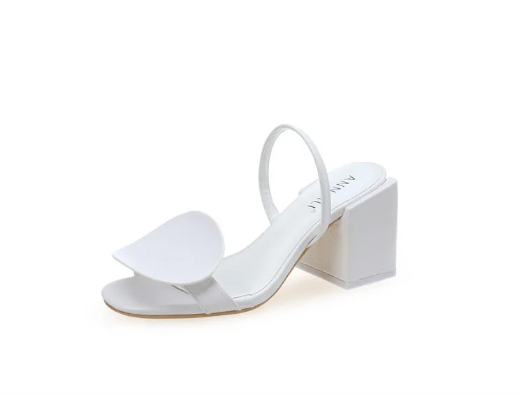 Summer new style square sandals women's square thick heel fashion personality size 42 43 white sandals 
Summer new style square sandals women's square thick heel fashion personality size 42 43 white sandals