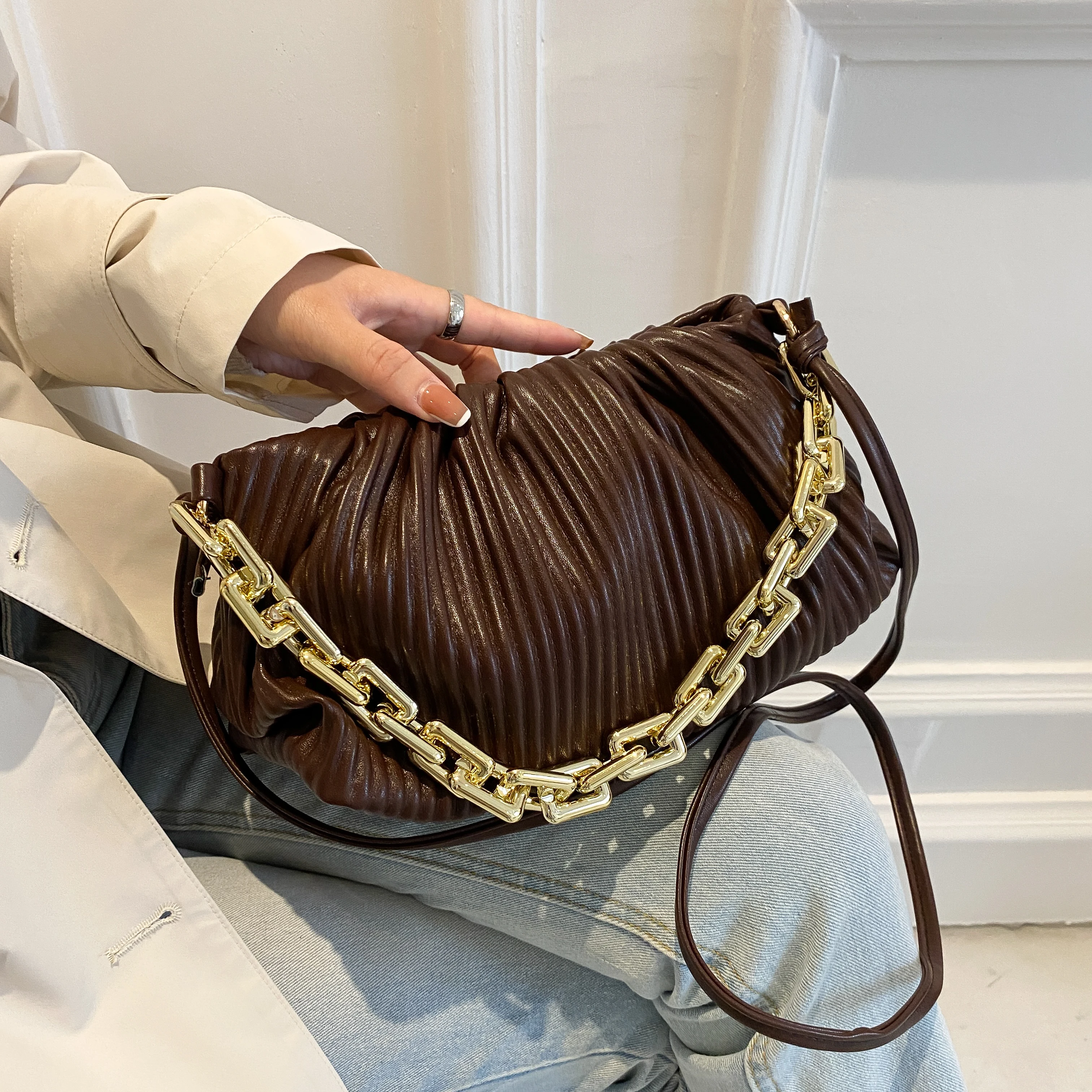 SWDF Day Clutch Thick Gold Chains Dumpling Clip Purse Bag Women Cloud Underarm Shoulder Bag Pleated Hobos Pouch Totes Handbag
SWDF Day Clutch Thick Gold Chains Dumpling Clip Purse Bag Women Cloud Underarm Shoulder Bag Pleated Hobos Pouch Totes Handbag
