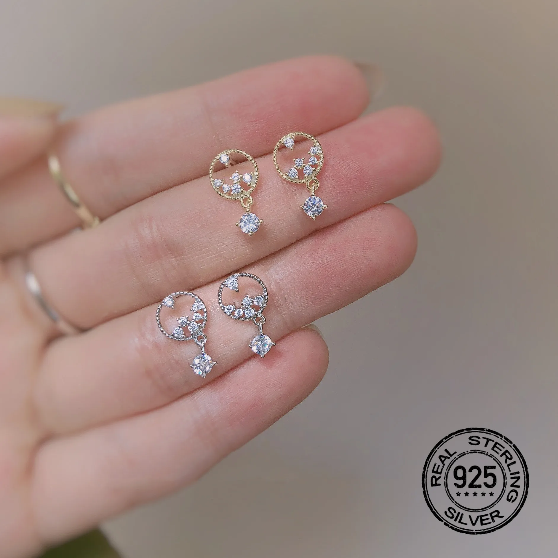 S925 серебряные серьги для женщин Циркон Круглые туфли-лодочки, украшенные кисточками французский Простые открытые Модные солнцезащитные оч...
S925 серебряные серьги для женщин Циркон Круглые туфли-лодочки, украшенные кисточками французский Простые открытые Модные солнцезащитные оч...