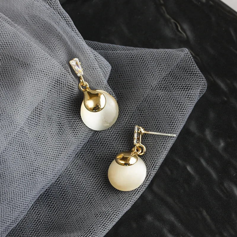 Opal earrings female Korean version of simple Joker geometric flash diamond round earrings
Opal earrings female Korean version of simple Joker geometric flash diamond round earrings