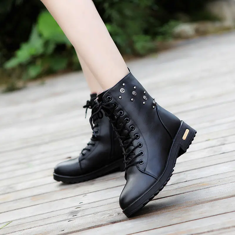 2021 Autumn and Winter New Ma Boots Female British Mid-tube Boots Korean Short Boots Tide Flat Female Leather Boots Women Shoes 
2021 Autumn and Winter New Ma Boots Female British Mid-tube Boots Korean Short Boots Tide Flat Female Leather Boots Women Shoes