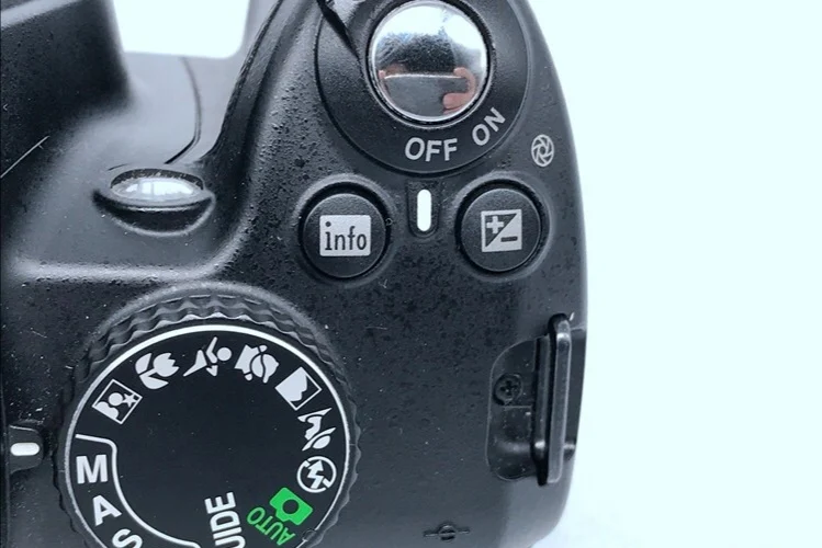 

USED Nikon D3000 10.2MP Digital SLR Camera 10.2-megapixel DX-format CMOS image sensor Body Only