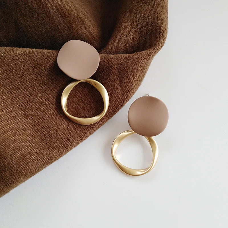 Autumn Winter New Brown Earrings Vintage Matte drop Earrings for women Metal Fashion Statement Dangle Earring 2020 Trend Jewelry
Autumn Winter New Brown Earrings Vintage Matte drop Earrings for women Metal Fashion Statement Dangle Earring 2020 Trend Jewelry