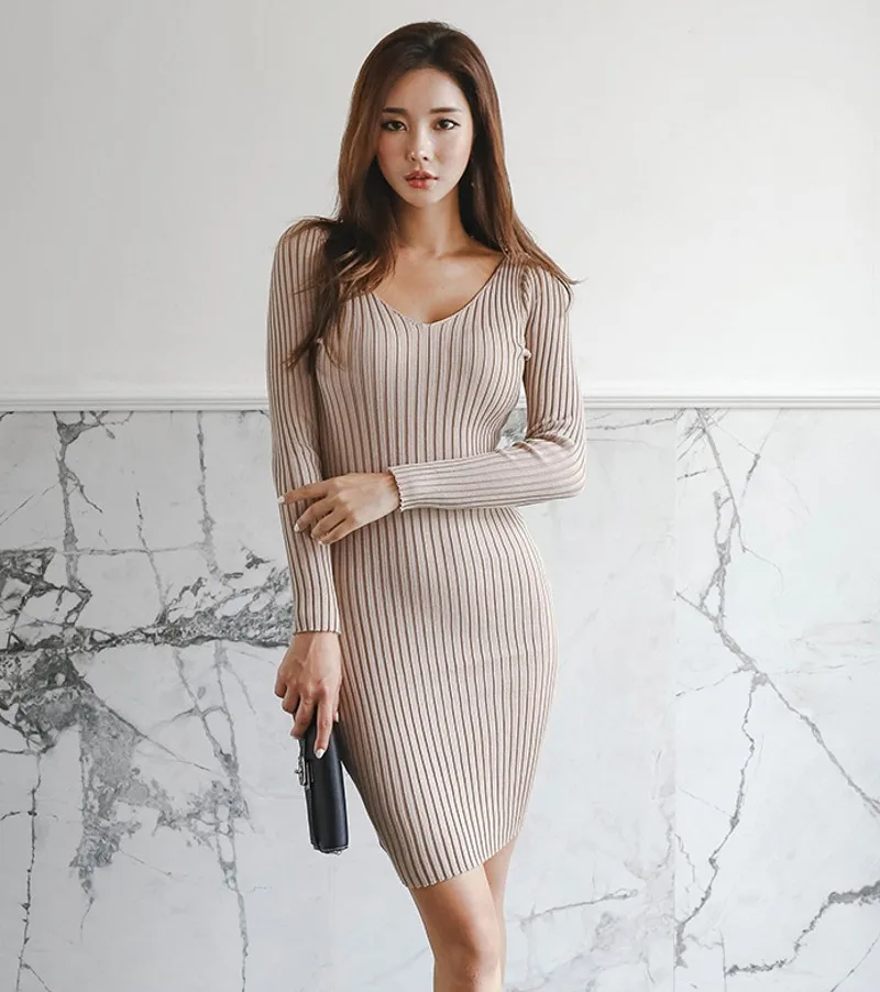 2021 autumn Korean version of slim slim knit dress female bag hip long sleeve sexy V-neck knit dress 
2021 autumn Korean version of slim slim knit dress female bag hip long sleeve sexy V-neck knit dress