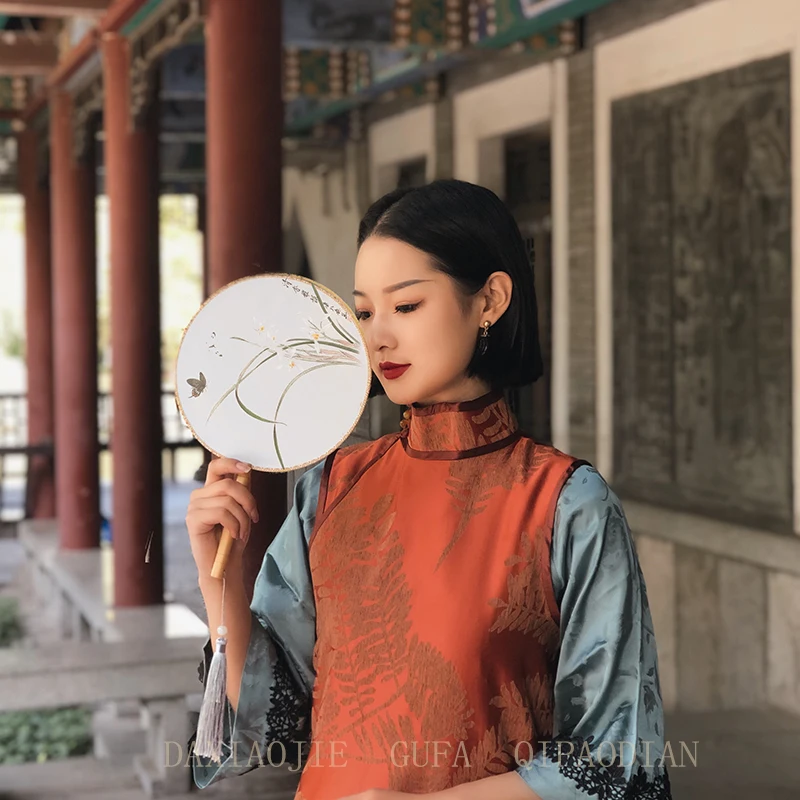 Big miss orange jacquard rayon two piece bobbin collar medium long vest high collar girl Qipao
Big miss orange jacquard rayon two piece bobbin collar medium long vest high collar girl Qipao