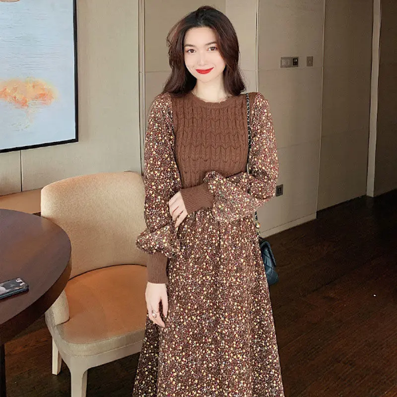 2021 retro gentle wind knitted corduroy stitching strap floral dress women's autumn and winter new foreign style long skirt
2021 retro gentle wind knitted corduroy stitching strap floral dress women's autumn and winter new foreign style long skirt