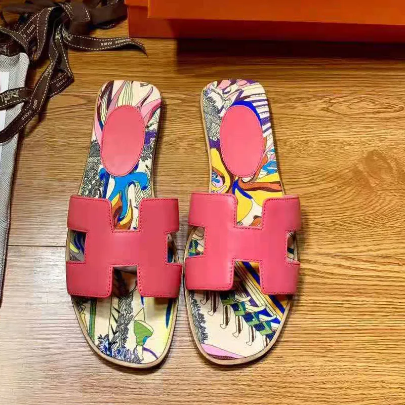 Summer fashion ladies luxury slippers Top designer leather beach shoes outdoor leisure travel flat women flip-flops sandals
Summer fashion ladies luxury slippers Top designer leather beach shoes outdoor leisure travel flat women flip-flops sandals