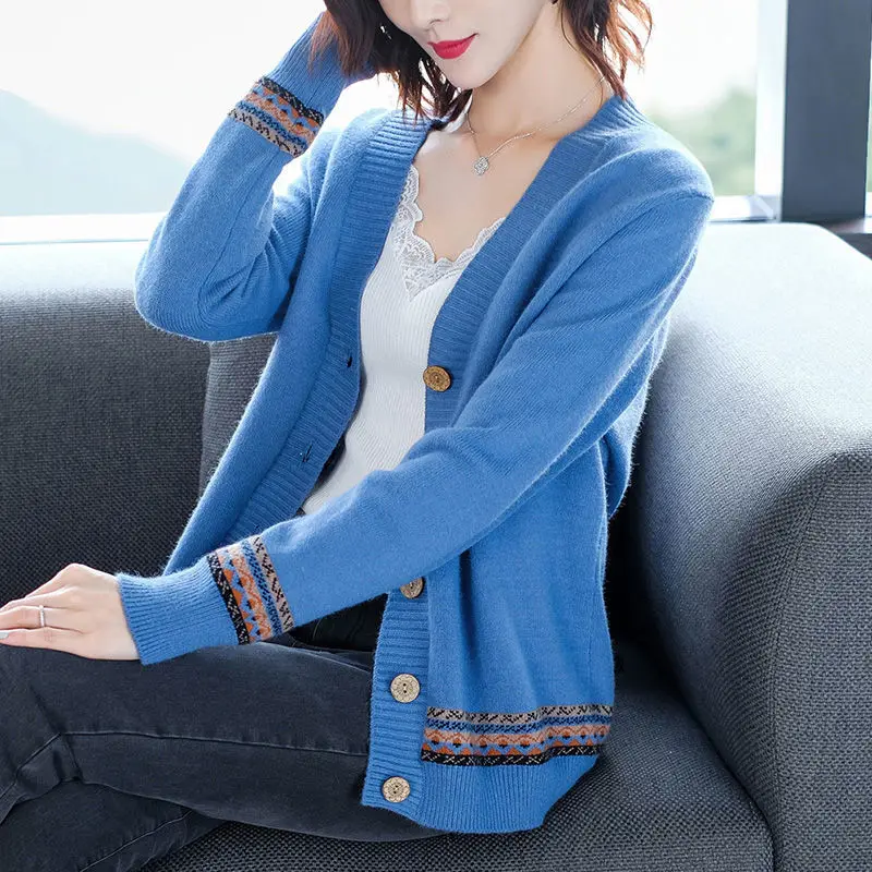Women's Large New Spring And Autumn V-neck Color Matching Long Sleeve National Style Cardigan Coat Loose Sweater For Women 
Women's Large New Spring And Autumn V-neck Color Matching Long Sleeve National Style Cardigan Coat Loose Sweater For Women