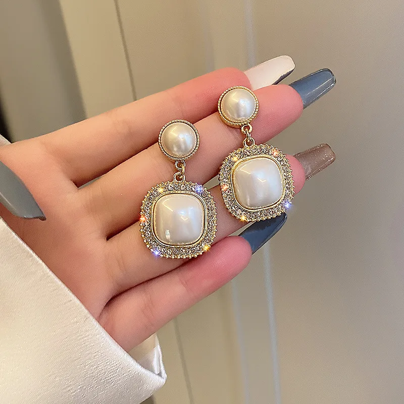 925 Silver Pin Korean Big Imitation Pearl Stud Earrings Female Shining Metal Gold Color Circle Earrings Jewelry
925 Silver Pin Korean Big Imitation Pearl Stud Earrings Female Shining Metal Gold Color Circle Earrings Jewelry