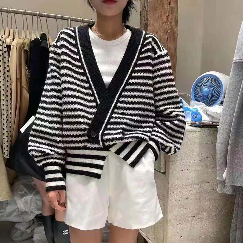 2021 Autumn Winter New Vest Sweater Ins Stripe Knitted Sweater Cardigan Women Elegant Loose Jacket Botton Cardigans
2021 Autumn Winter New Vest Sweater Ins Stripe Knitted Sweater Cardigan Women Elegant Loose Jacket Botton Cardigans