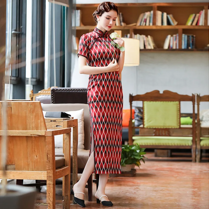 Шёлковая пижама с леди перо Cheongsam винтажная бусина Кнопка вечернее вечерние разрез прямые китайские платья 3XL женские Qipao юбка
Шёлковая пижама с леди перо Cheongsam винтажная бусина Кнопка вечернее вечерние разрез прямые китайские платья 3XL женские Qipao юбка