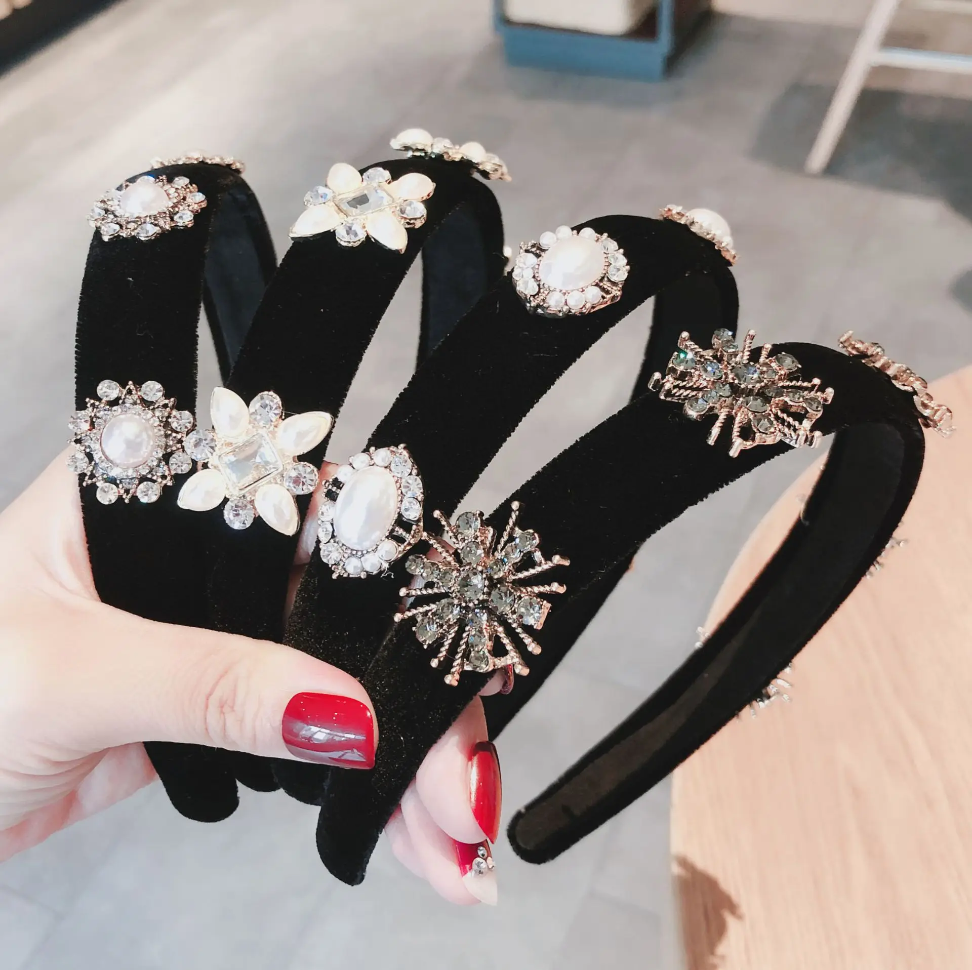 Women's hair band rhinestones creative hairpin Snowflake Velvet Shiny Rhinestone Headband For Female Daily Head Accessories
Women's hair band rhinestones creative hairpin Snowflake Velvet Shiny Rhinestone Headband For Female Daily Head Accessories